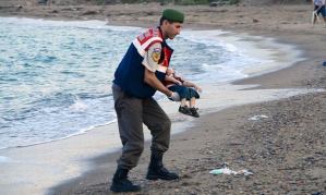 Rescue worker brings drowned refugee boy to shore 